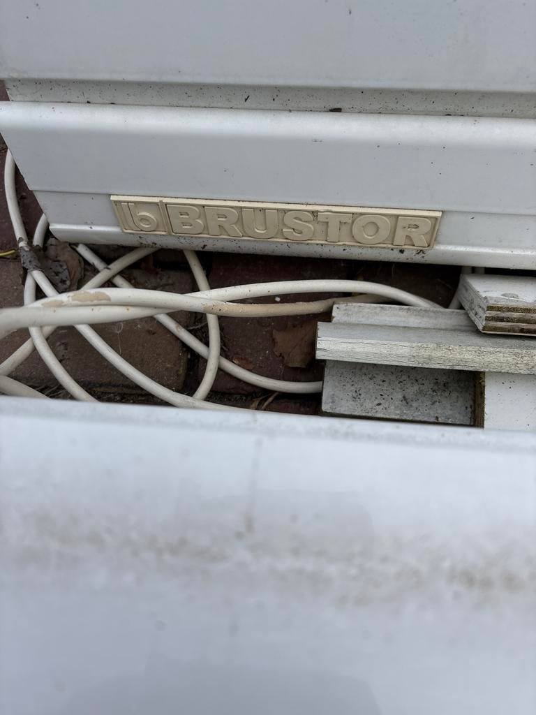Brustor zonnescherm , rood/wit, elektrisch, Ophalen, Gebruikt, Elektrisch, 150 tot 300 cm