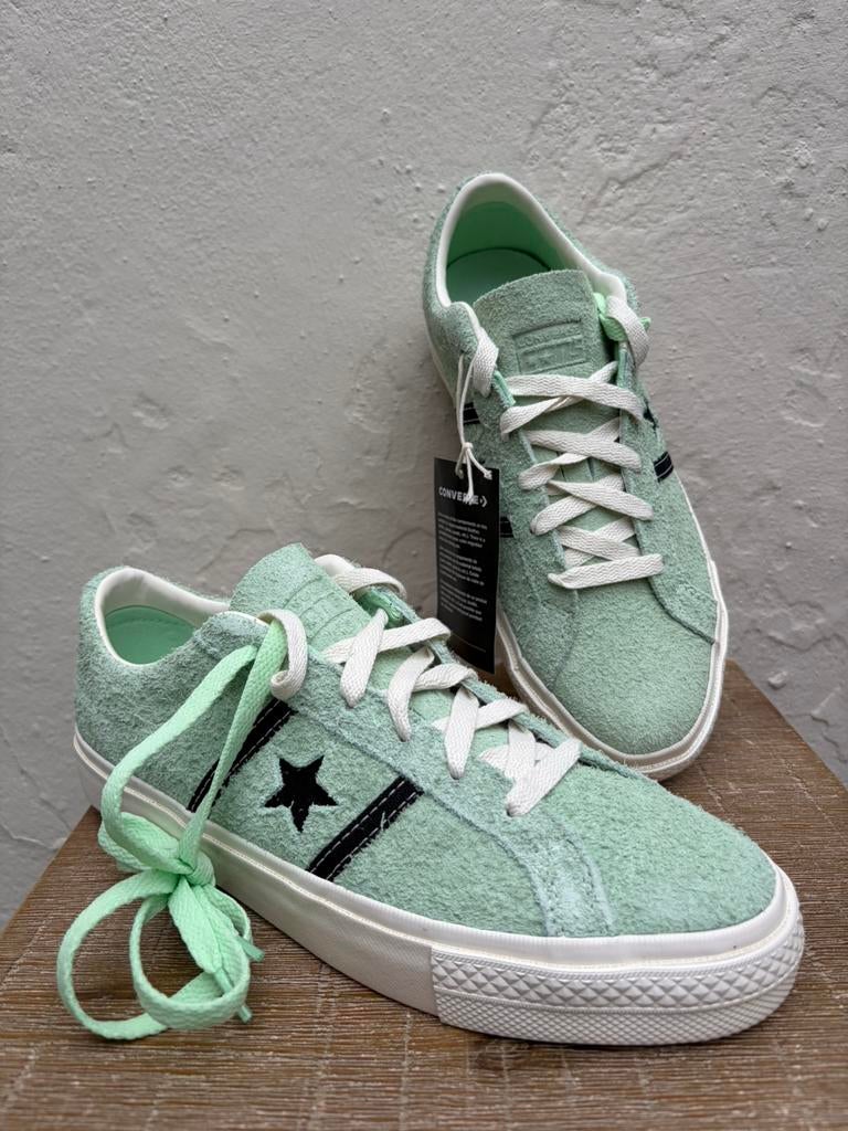 Converse sneakers 39 suede allstars, Kleding | Dames, Schoenen, Ophalen of Verzenden, Rood, Sneakers of Gympen, Zo goed als nieuw