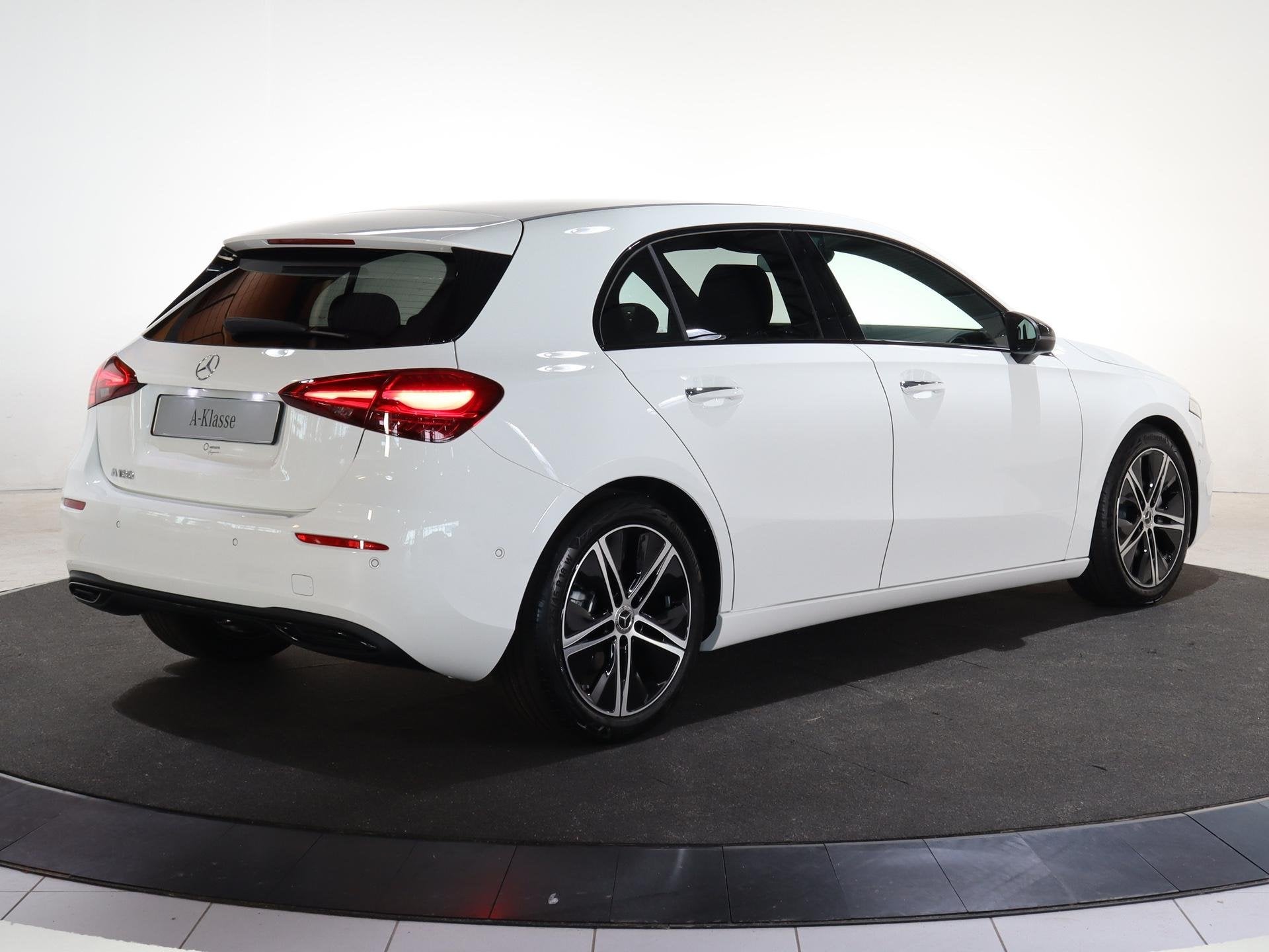 Mercedes-Benz A-Klasse 180 Star Edition Luxury Line | Trekha, Auto's, Mercedes-Benz, 136 pk, 4 cilinders, Wit, Origineel Nederlands