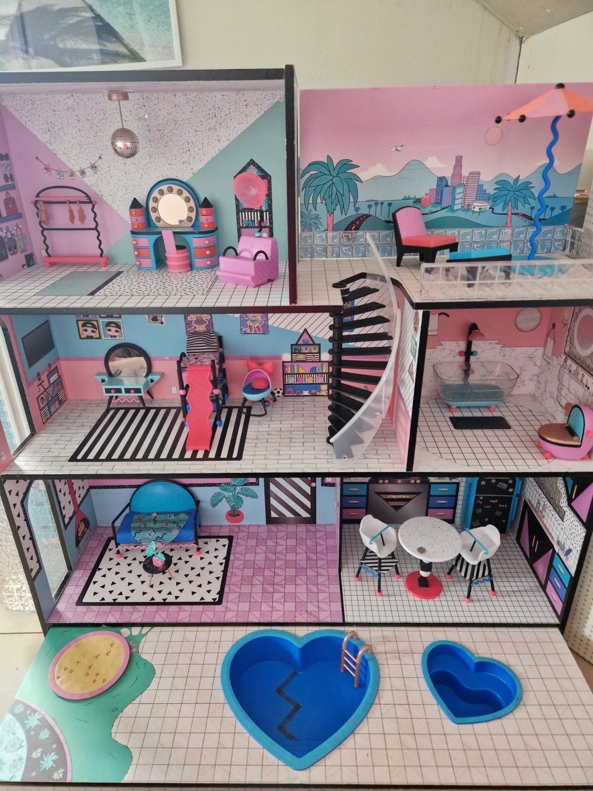 Leuke LOL poppenhuis met meubeltjes., Ophalen, Zo goed als nieuw, Poppenhuis