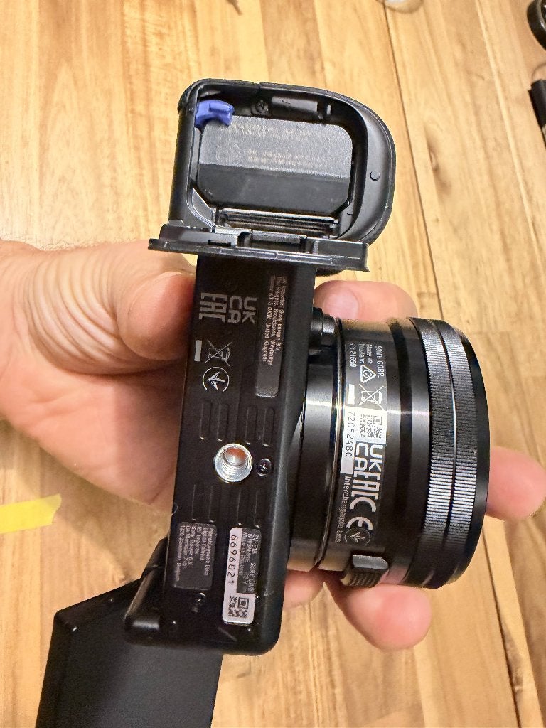 Foto 3 van Sony ZV-E10 Vlogcamera met 16-50mm lens en accu adapter
