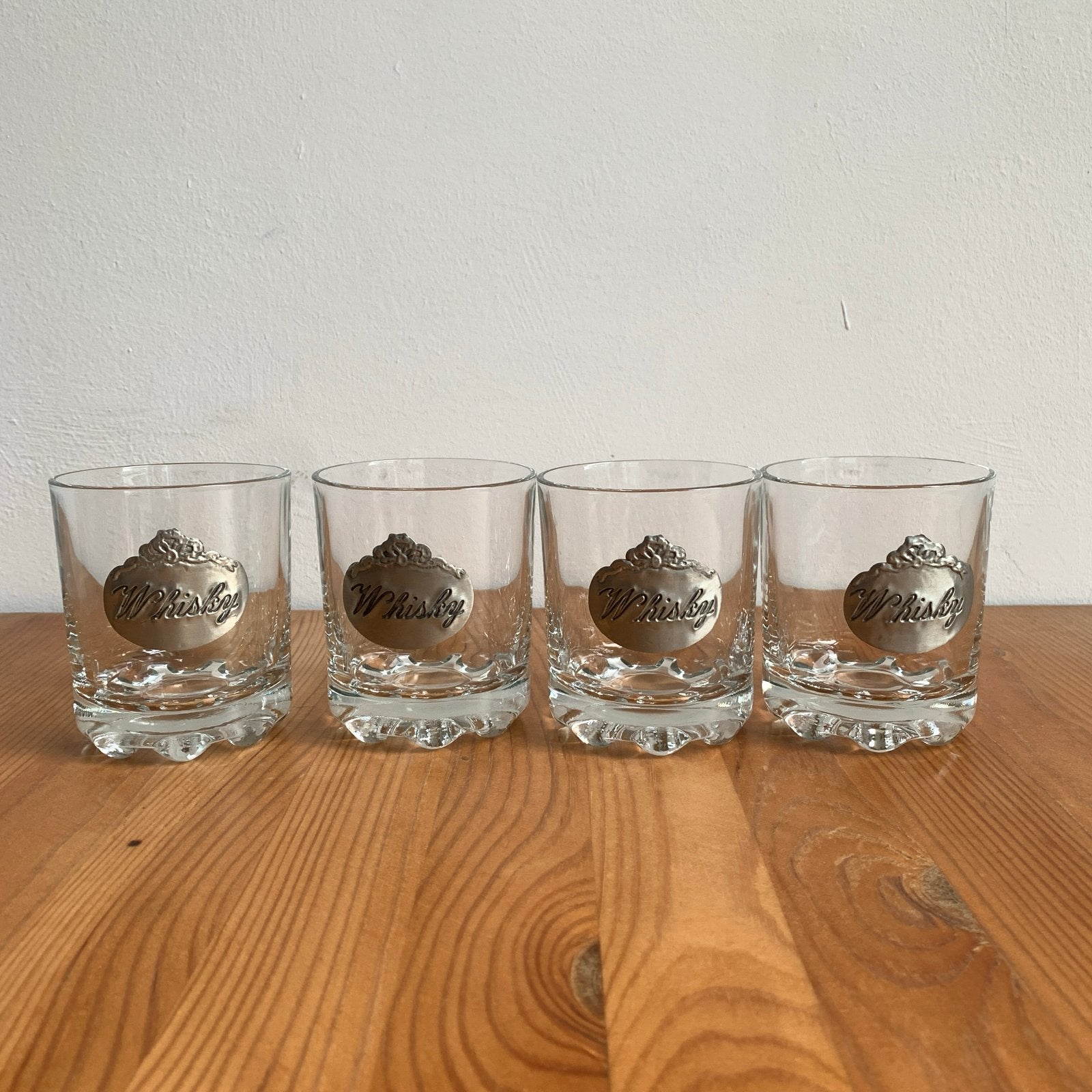 Set van 4 Vintage Whisky Glazen met Metalen Embleem, Ophalen of Verzenden