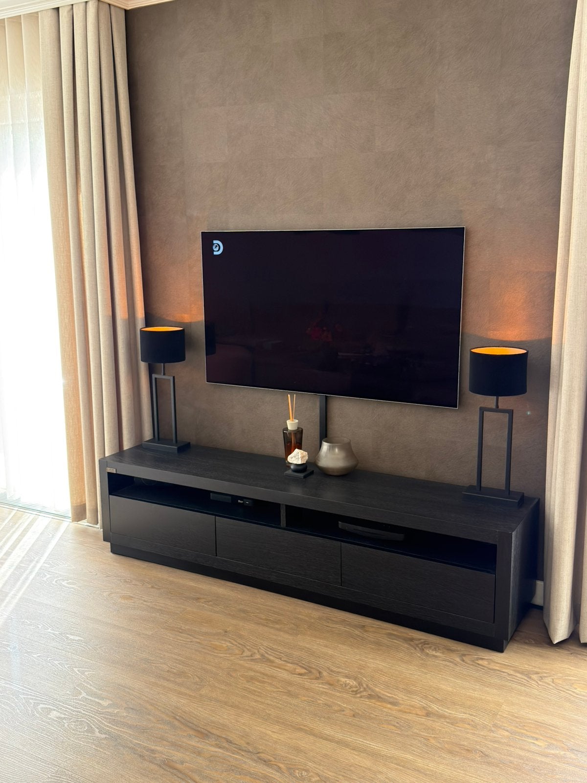 Richmond interiors oakura tv meubel kast dressior zwart, Ophalen, 150 tot 200 cm, Zo goed als nieuw, Minder dan 100 cm