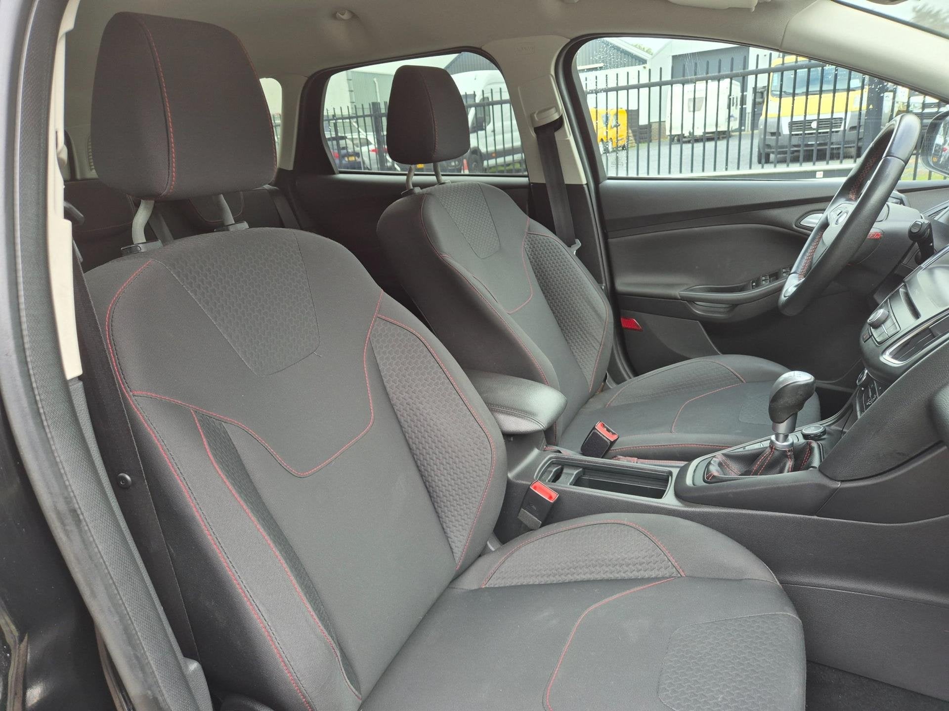 Foto 18 van Ford Focus Wagon 1.5 Black Edition ST Look *AKTIEPRIJS!