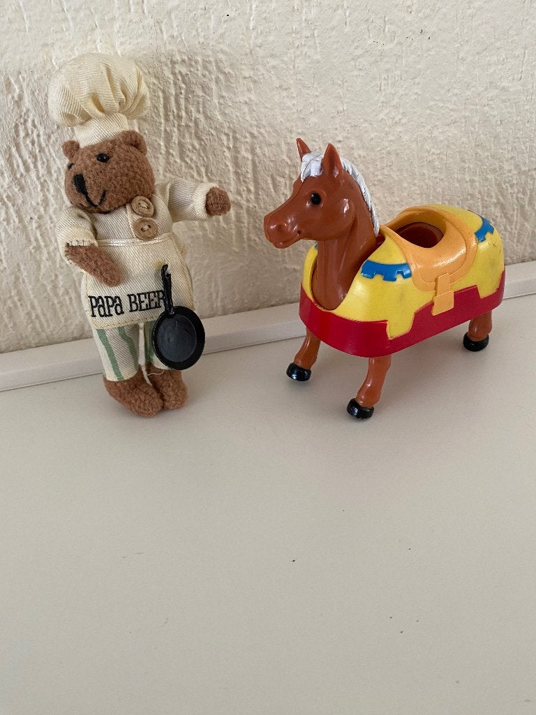 Paard met beweegbare benen en Kok Beer., Ophalen of Verzenden, Zo goed als nieuw