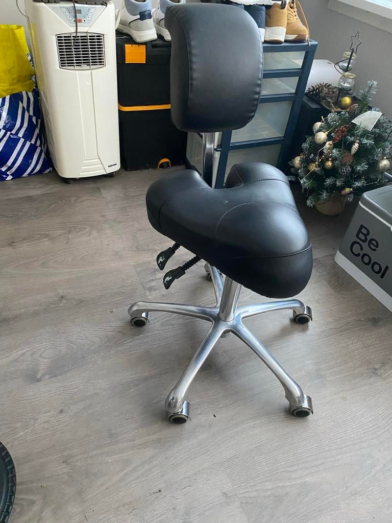 Zadelkruk / Pedicurestoel met rugleuning, Kunststof, Gebruikt, Zwart, Ophalen of Verzenden