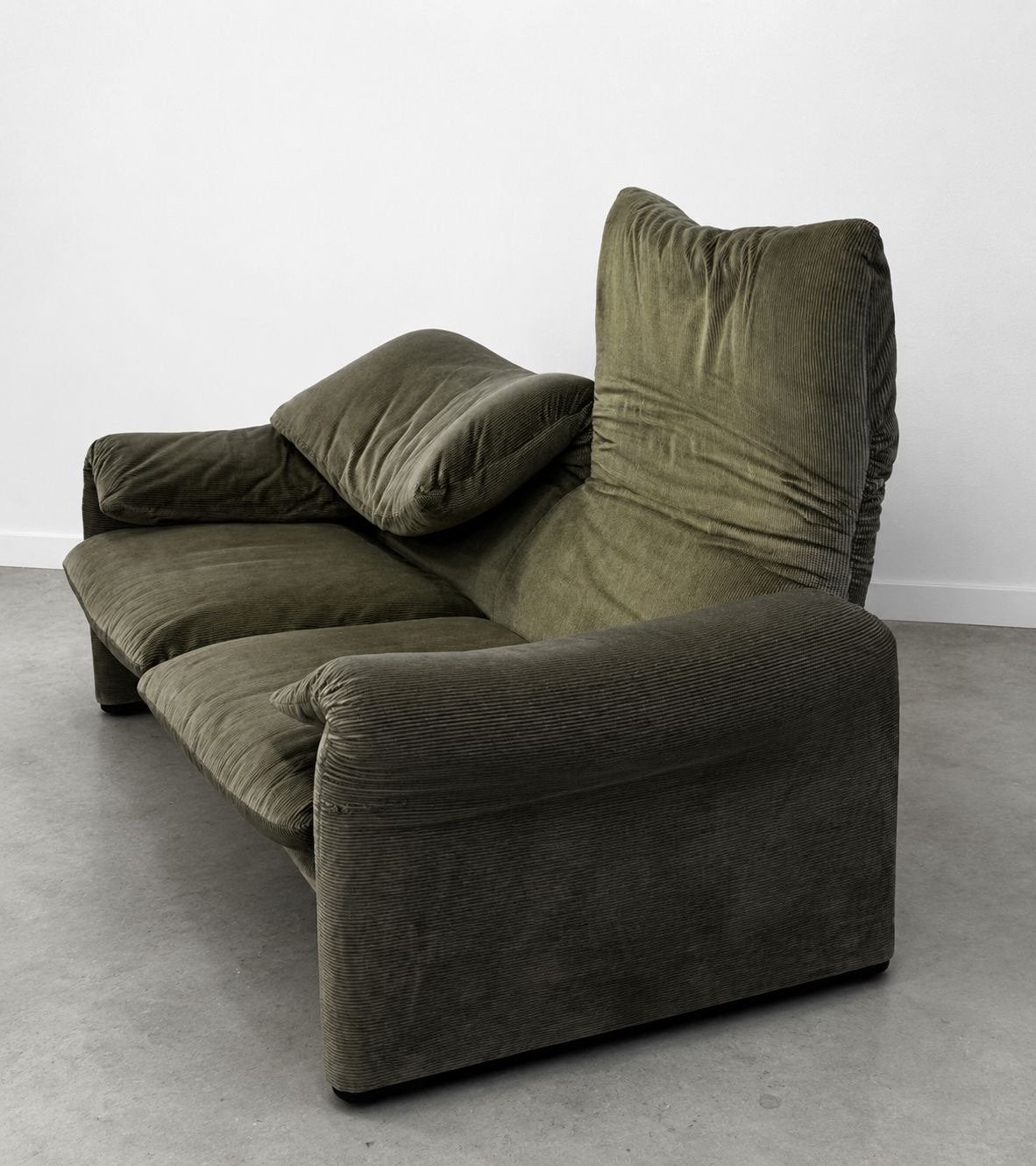 Cassina Maralunga 2-zitsbank in gestreept olijfgroen ribstof, Ophalen, Gebruikt, 150 tot 200 cm, Tweepersoons