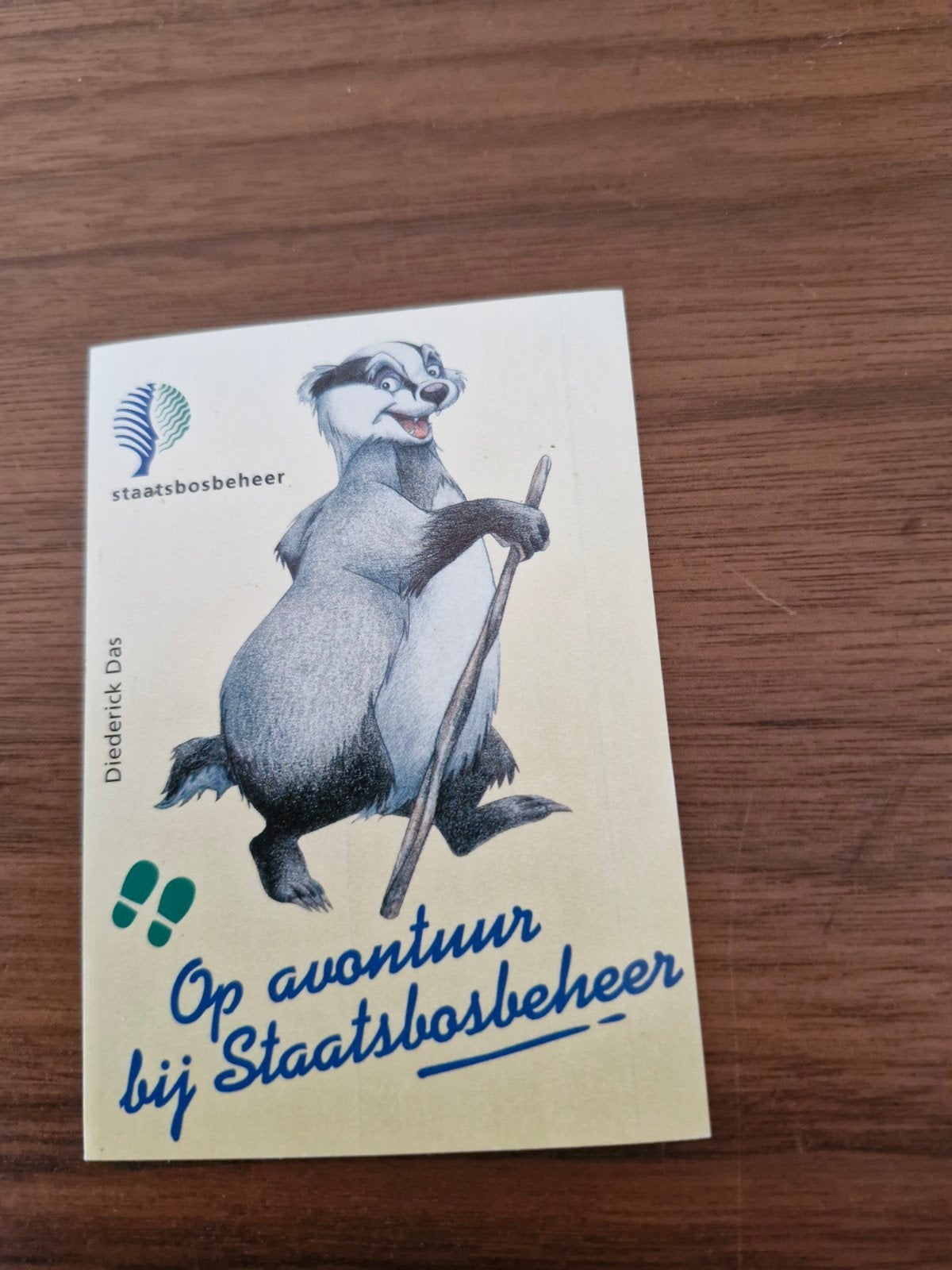 9611 Staatsbosbeheer Diederick Das sticker - Op avontuur, Verzamelen, Ophalen of Verzenden, Zo goed als nieuw, Dier en Natuur