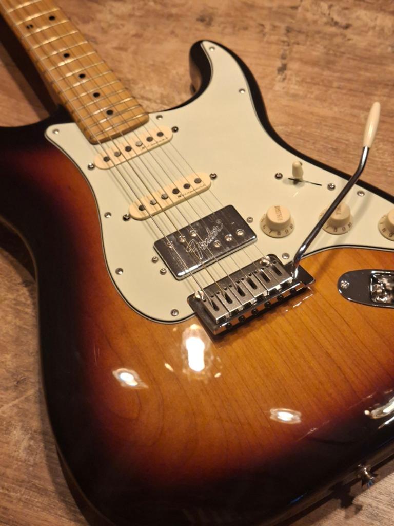 1 x Fender Player Plus Stratocaster HSS MN 3-Color Sunburst, Muziek en Instrumenten, Snaarinstrumenten | Gitaren | Elektrisch