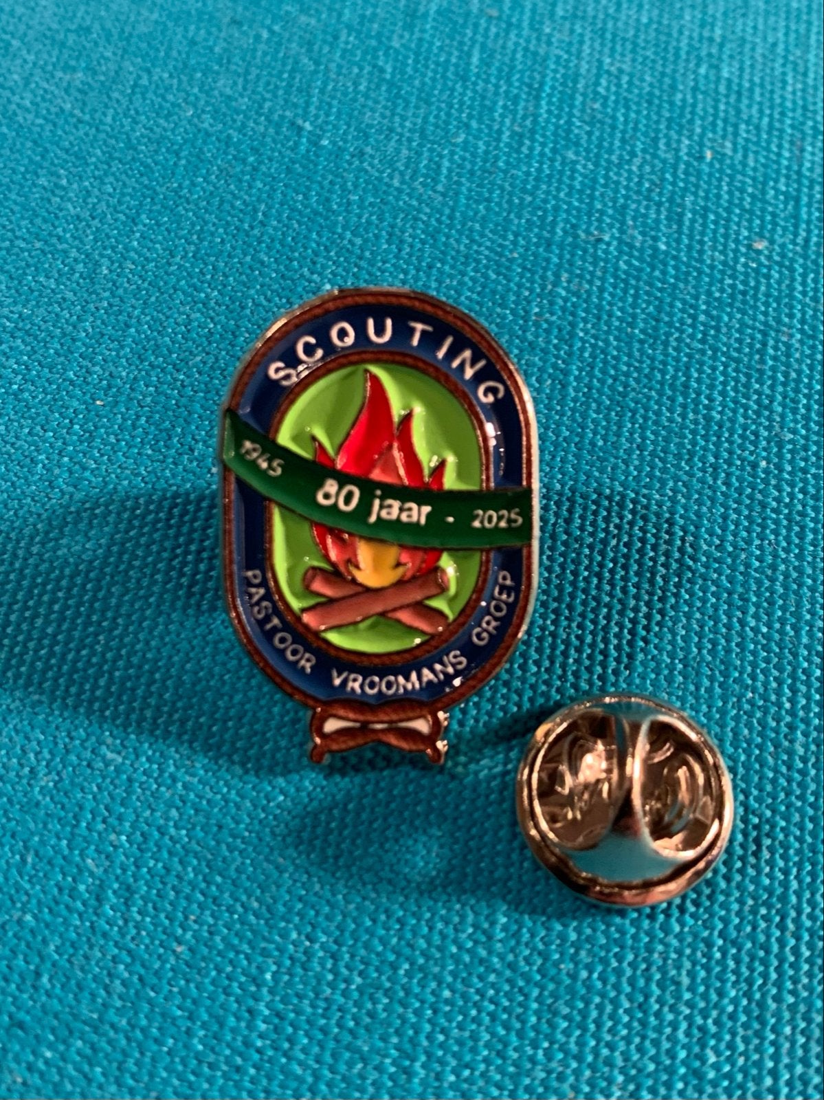 Scouting Speld / Pin - 80 jaar Pastoor Vroomansgroep Tilburg, Ophalen of Verzenden, Nieuw, Overige onderwerpen, Speldje of Pin