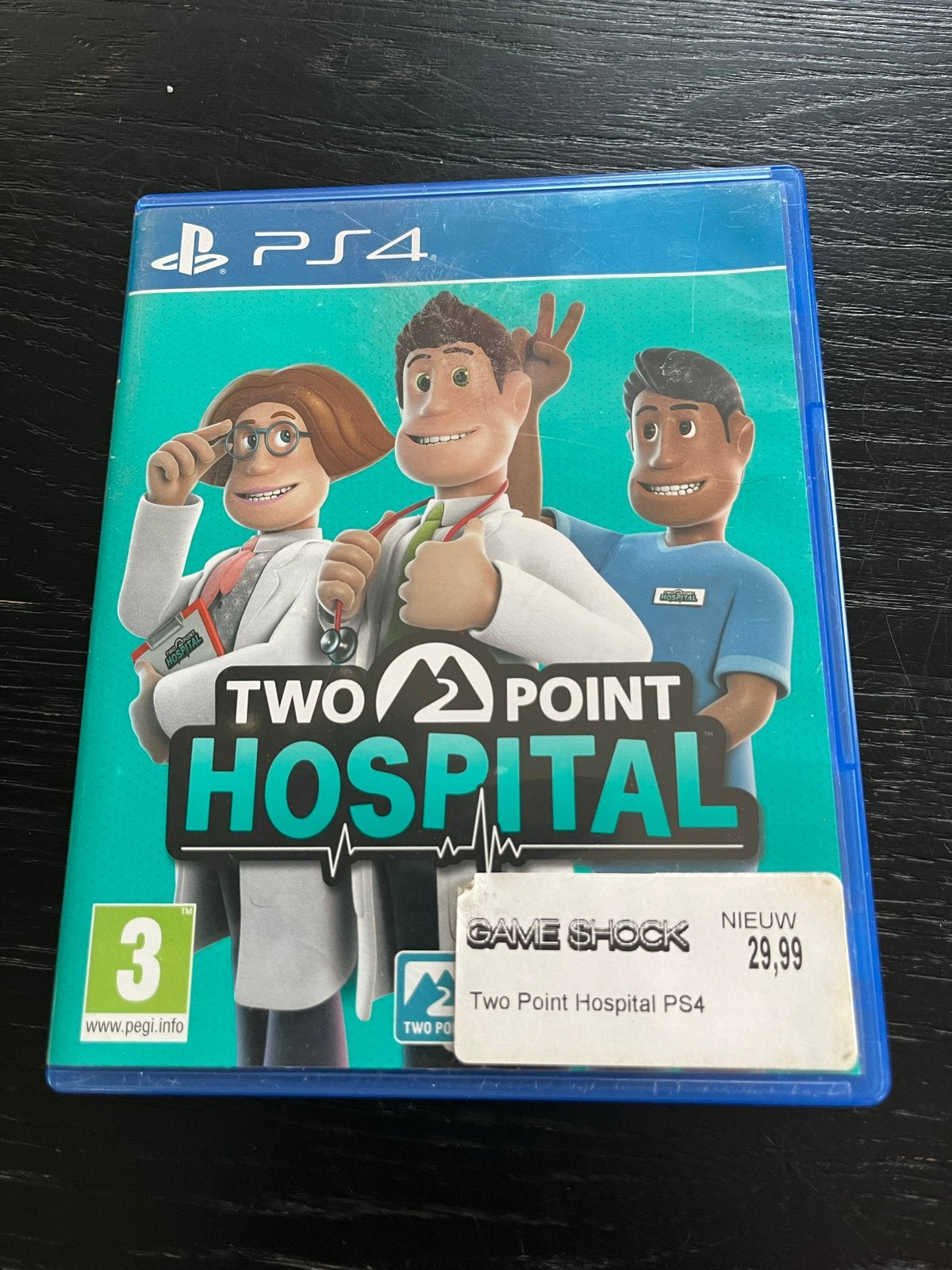 Two Point Hospital PS4 - Nieuwstaat, 1 speler, Ophalen of Verzenden, Zo goed als nieuw, Vanaf 3 jaar