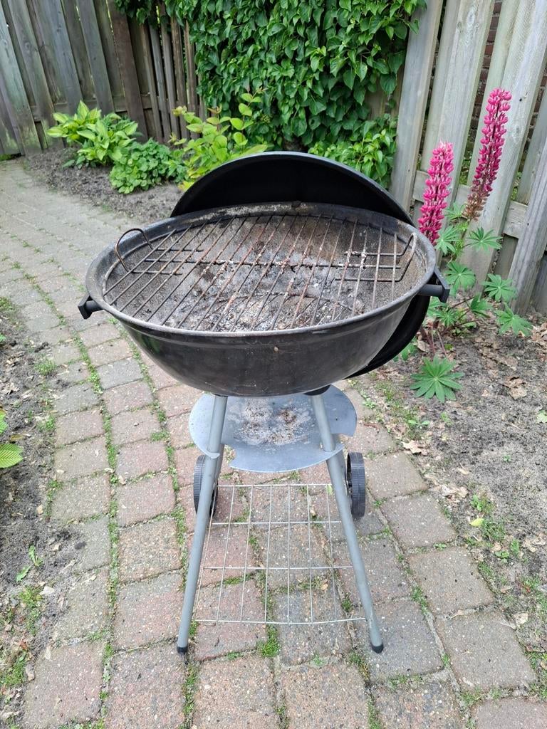 Gebruikte houtskool barbecue met deksel en wielen, Ophalen, Gebruikt