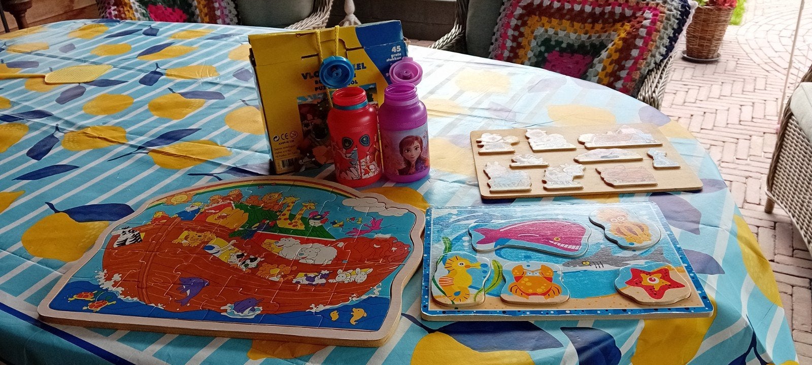 Leuke peuterpuzzels en 2 kinderflesjes voor ranja, 2 tot 4 jaar, Gebruikt, Ophalen of Verzenden, Van hout