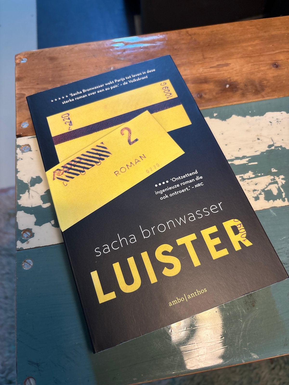 Luister - Sacha Bronwasser (Roman), Ophalen of Verzenden, Zo goed als nieuw, Nederland