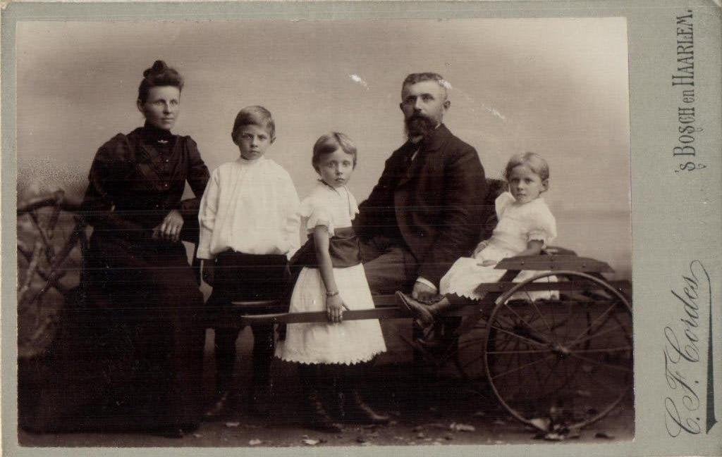 Kabinet foto -Gezin met fraaie KAR!!!! - C.J.Cordes- s'Bosch, Gebruikt, Foto, Ophalen of Verzenden, Voor 1940