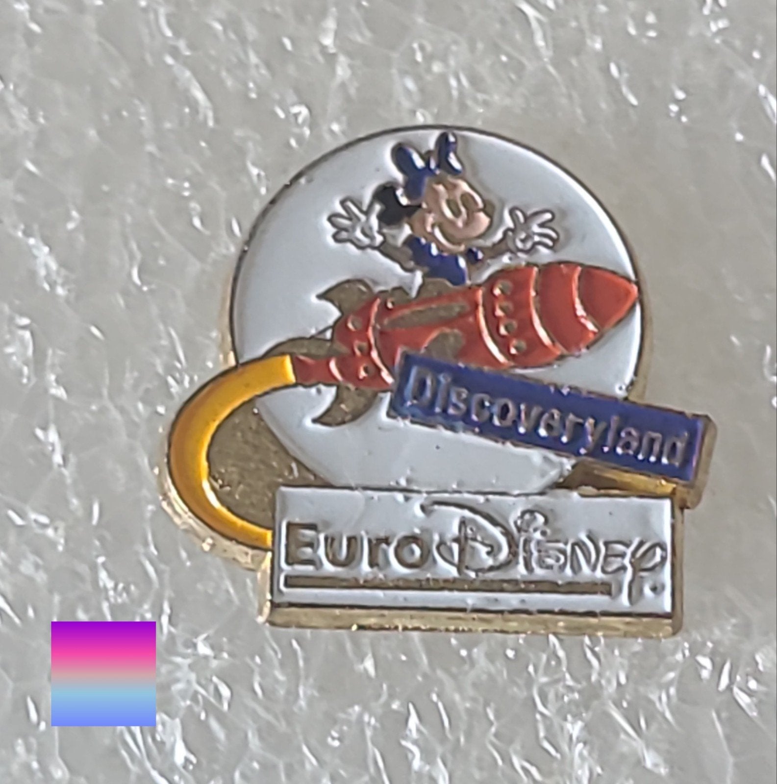 Vintage Disney Pin: Minnie Mouse in raket - Discoveryland, Verzamelen, Verzenden, Gebruikt