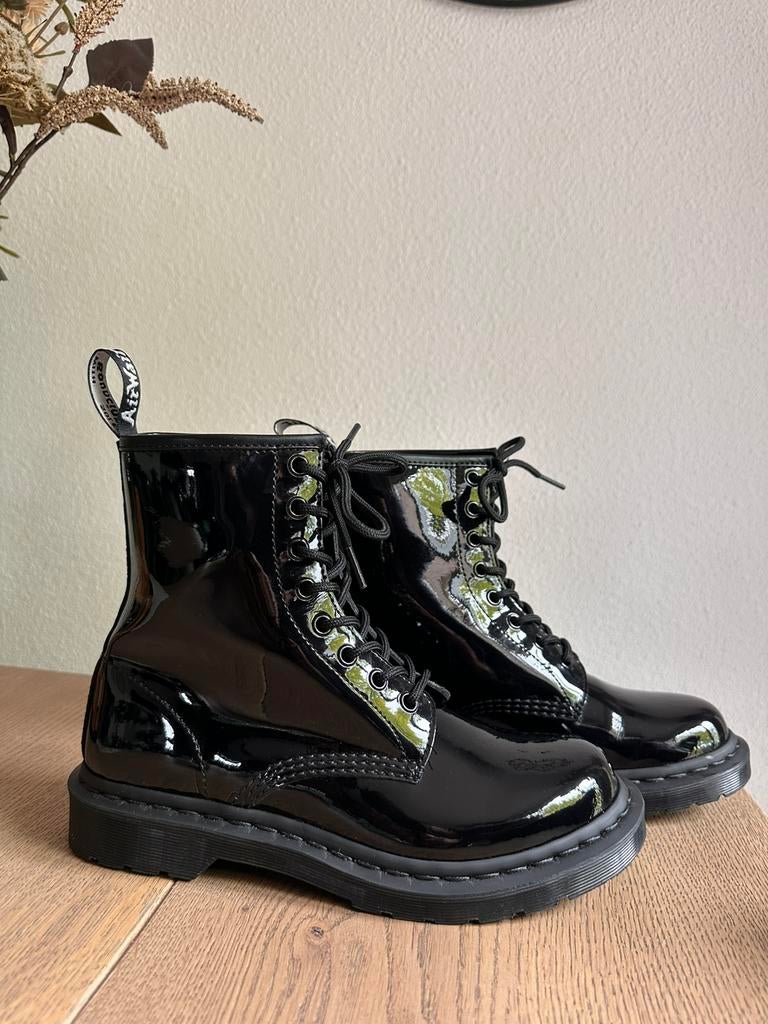 Dr. Martens veterboots lak, Zwart, Lage of Enkellaarzen, Ophalen of Verzenden, Zo goed als nieuw