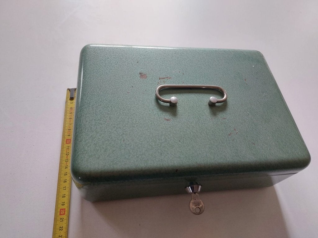 Stalen geldkistje 30 x 20 cm, Ophalen of Verzenden, Zo goed als nieuw