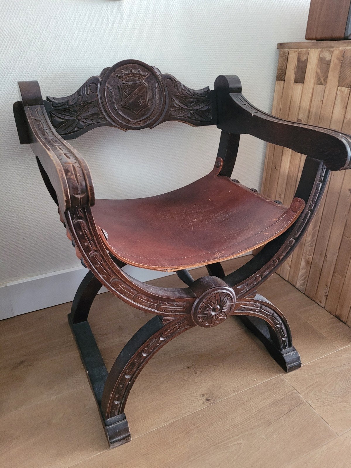 Antieke Savonarola stoel met leer en houtsnijwerk, Antiek en Kunst, Antiek | Meubels | Stoelen en Banken, Ophalen