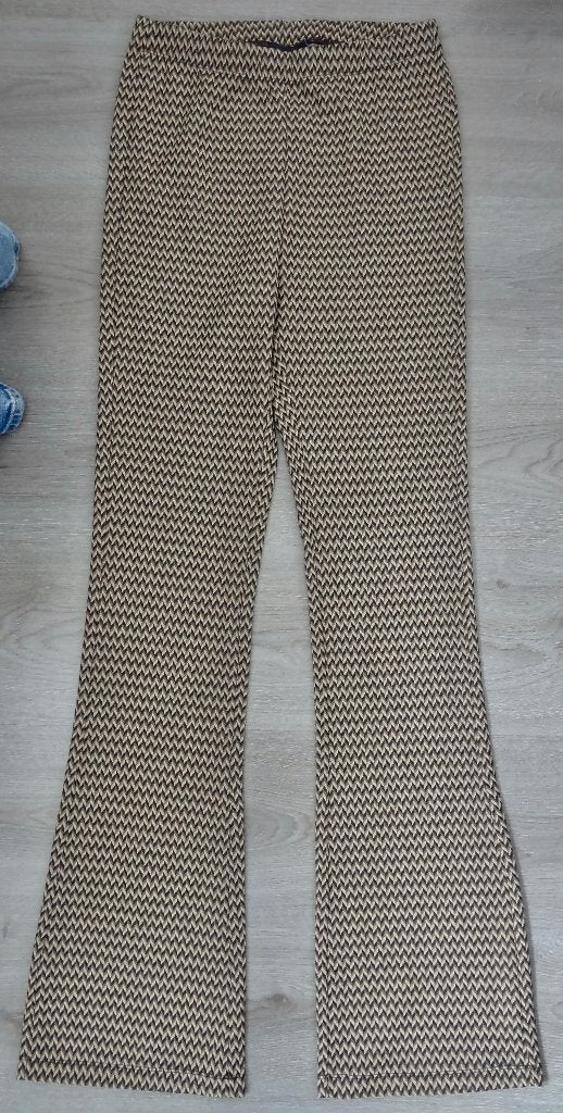 Nieuwe bruine dames flared broek met grafische print maat S, Kleding | Dames, Twoday, Bruin, Nieuw, Ophalen of Verzenden