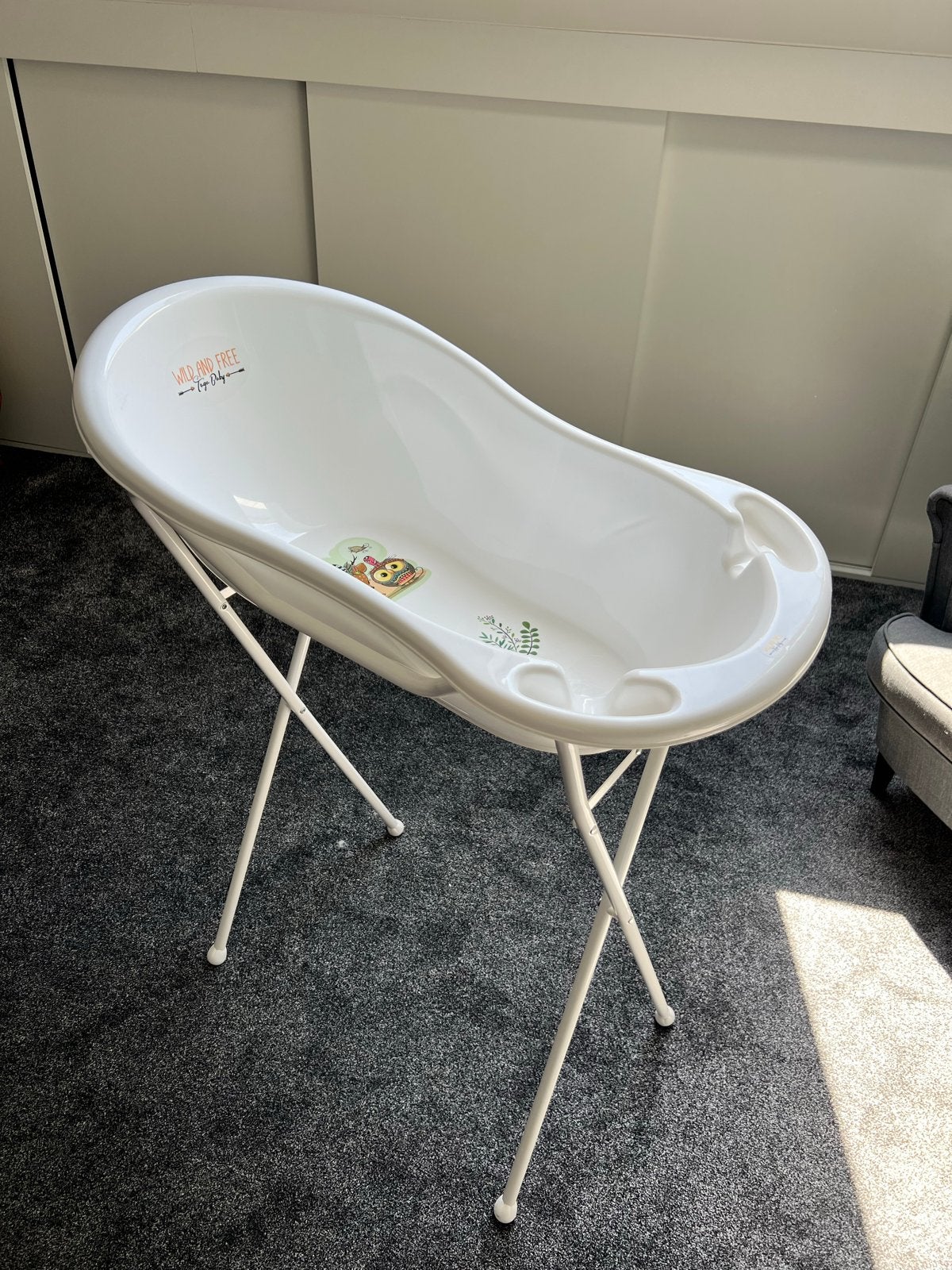Babybadje met standaard - Wild and Free, Zo goed als nieuw, Badje, Standaard, Ophalen