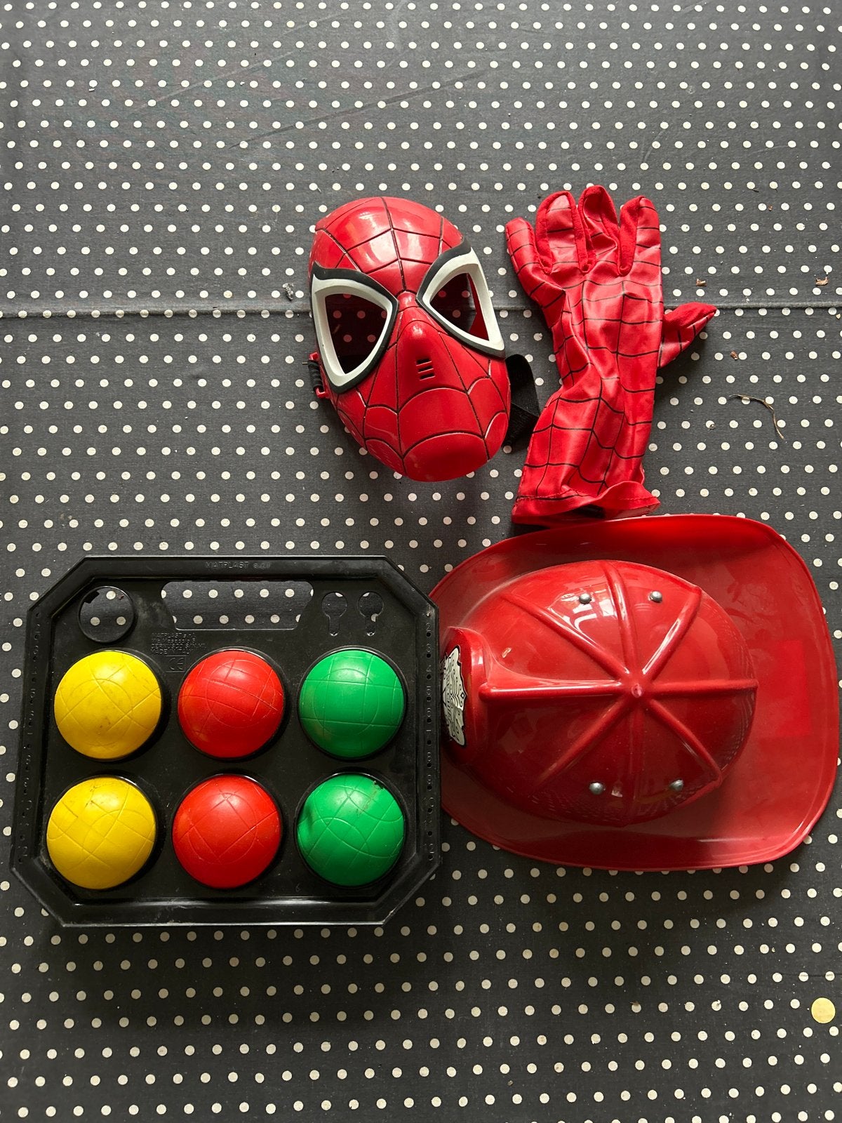 Gratis: Spiderman masker, brandweerhelm en ballen, Ophalen, Gebruikt, Jongen of Meisje