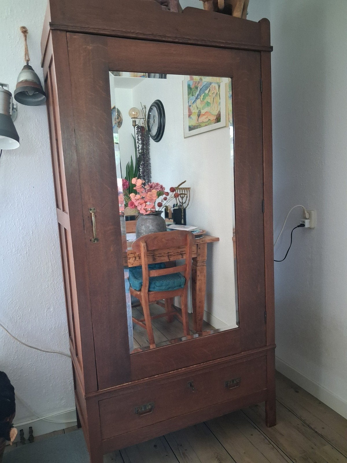 Antieke houten kast met spiegel en lade