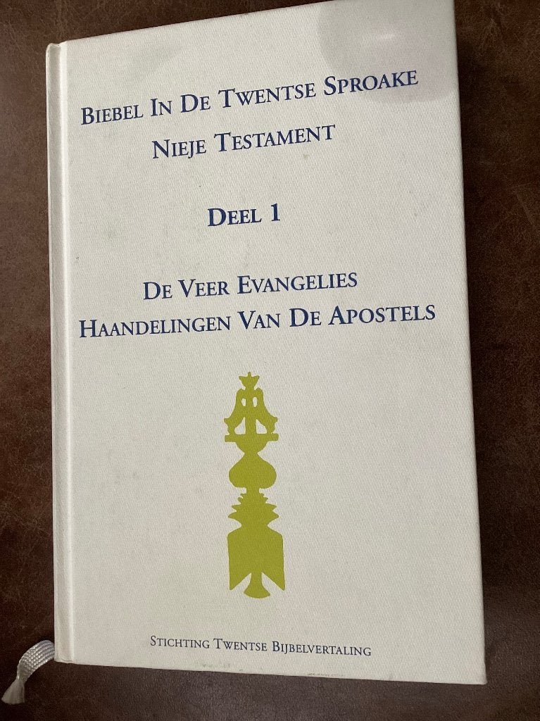 Biebel in de Twentse Sproake - Nieje Testament Deel 1, Stichting Twentse Bijbelvertaling, Ophalen of Verzenden, Zo goed als nieuw