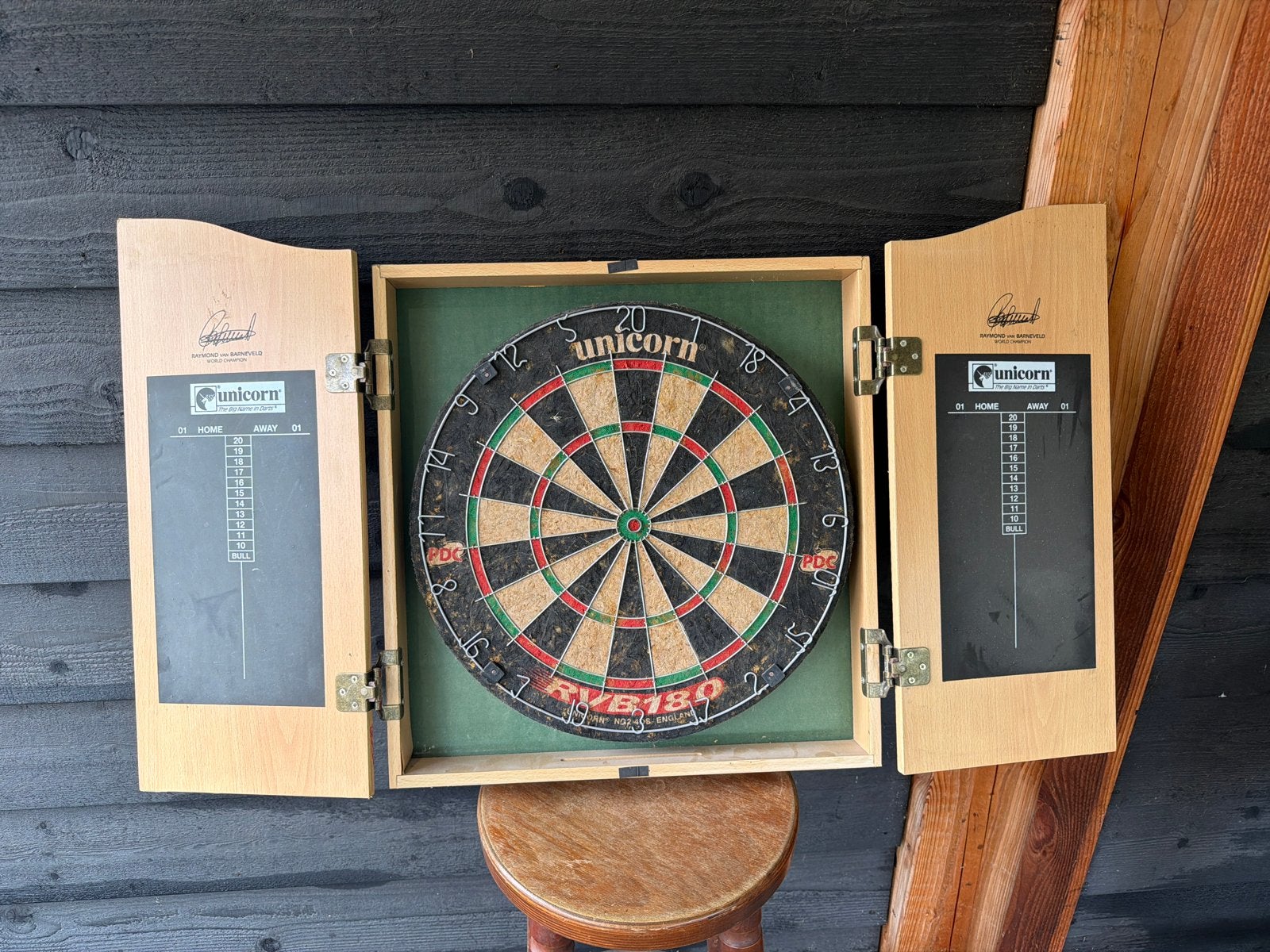 Unicorn Dartbord met Houten Kast - Compleet Set, Sport en Fitness, Darts, Ophalen, Gebruikt, Dartbord met pijlen