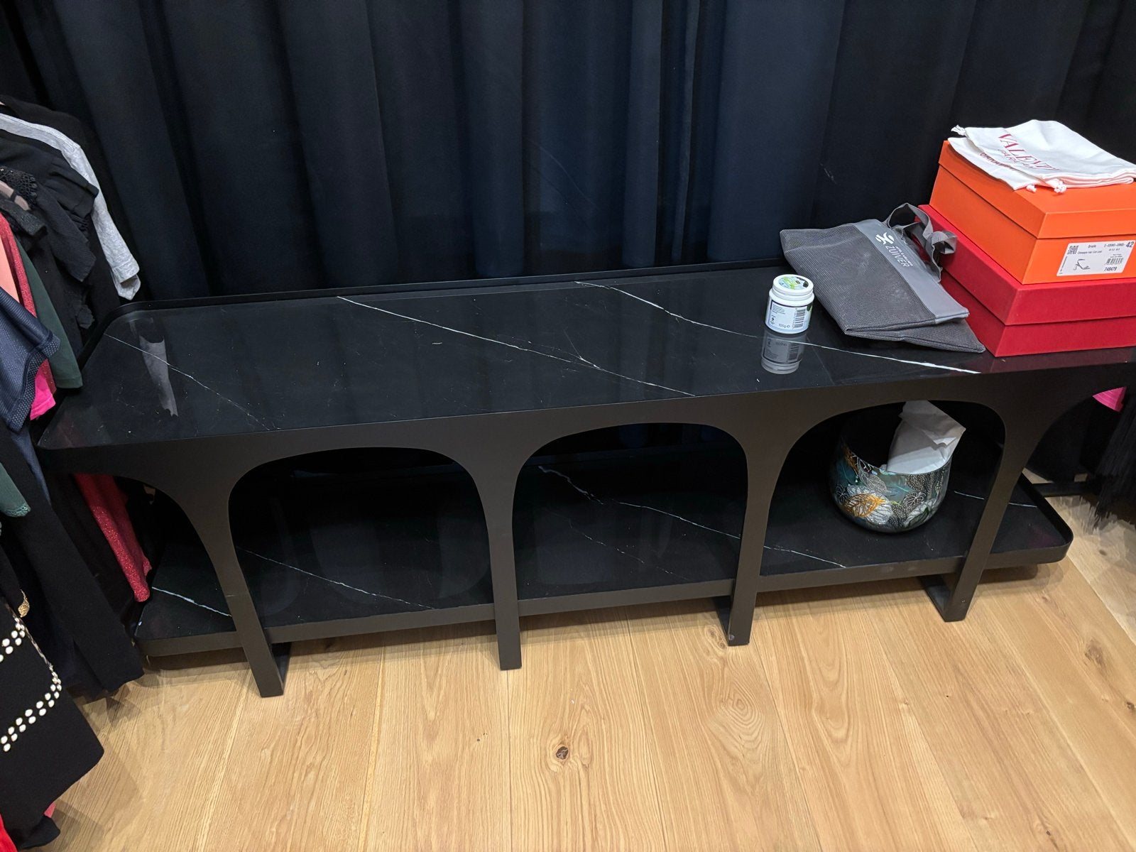 GRATIS: Stijlvol Zwart TV Meubel met Marmeren Blad, Huis en Inrichting, Ophalen, 150 tot 200 cm, Zo goed als nieuw, Minder dan 100 cm