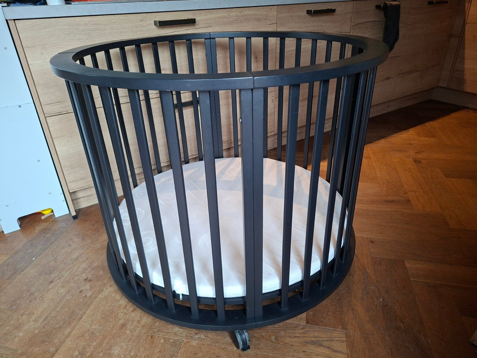Europe Baby Box Circa Zwart met wieltjes, Kinderen en Baby's, Boxen, Ophalen, Gebruikt, Rond, Wieltjes