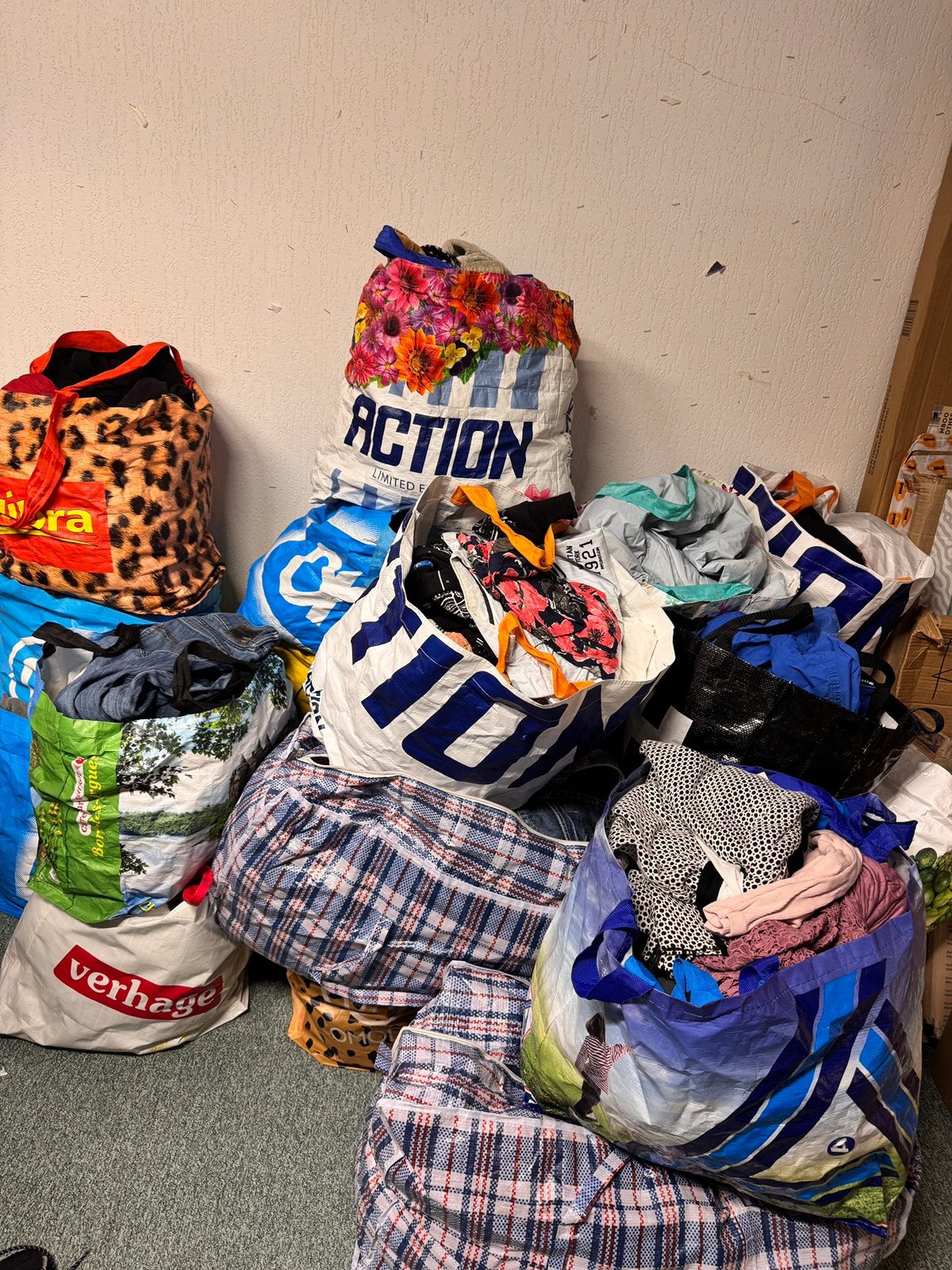 Partij tweedehands kleding merkkleding meer dan 20 tassen, Ophalen, Zo goed als nieuw