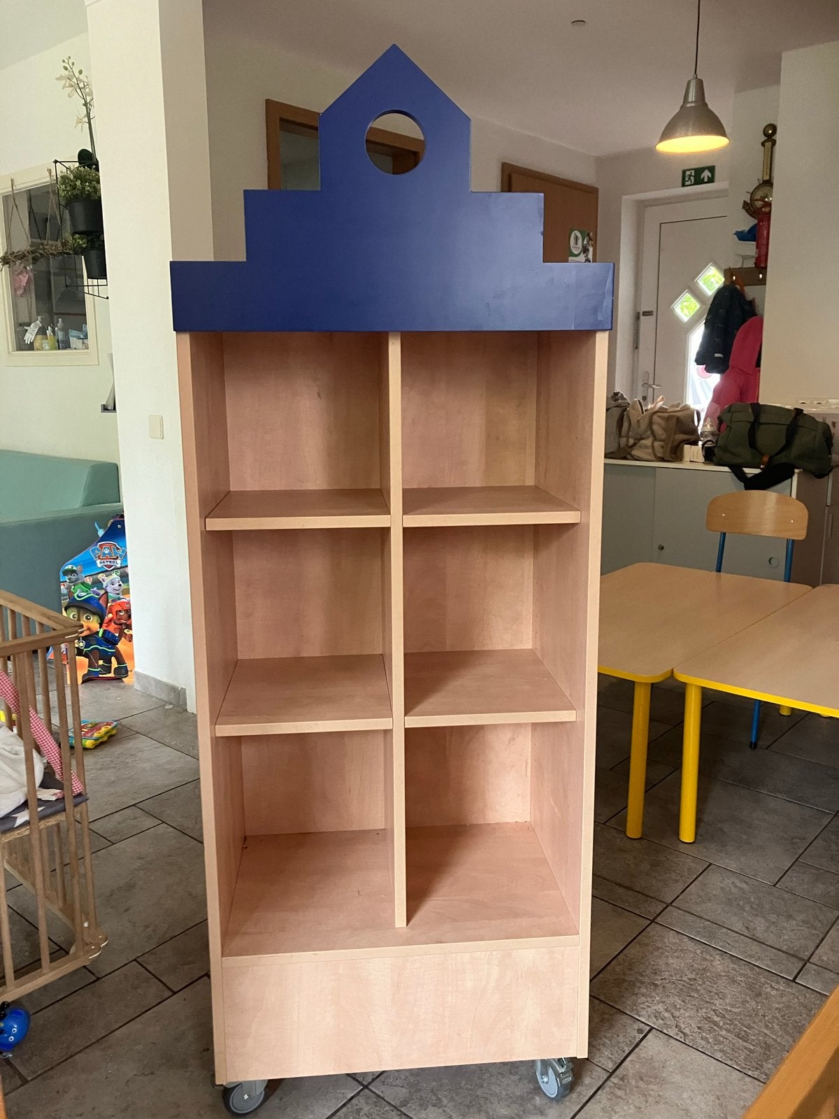 Unieke boekenkast in grachtenpand stijl met wieltjes, Ophalen, Met plank(en), 50 tot 100 cm, Zo goed als nieuw