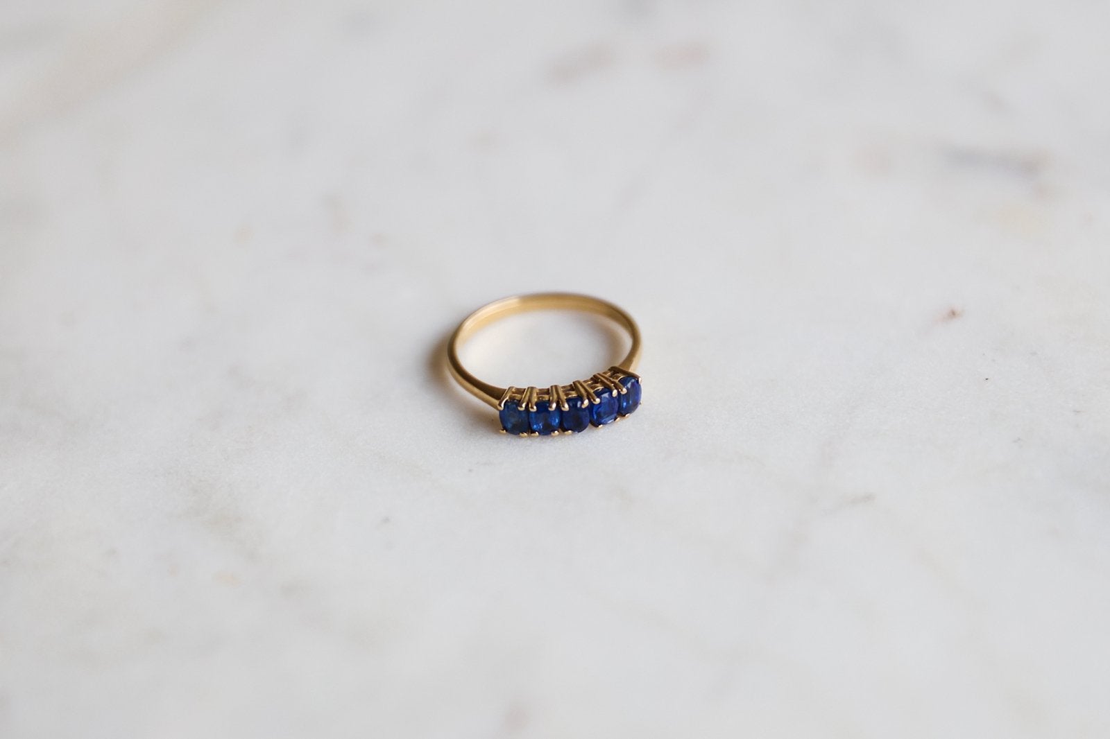 Vintage gouden geelgouden ring met saffier, Gebruikt, 19 tot 20, Ophalen of Verzenden, Met edelsteen