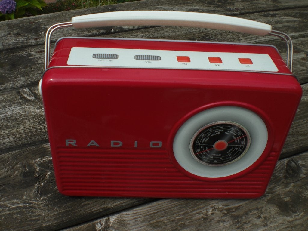 lunchbox i/d vorm van een radio 2006-zgan  met handvat, Ophalen of Verzenden, Zo goed als nieuw, Metaal, Broodtrommel