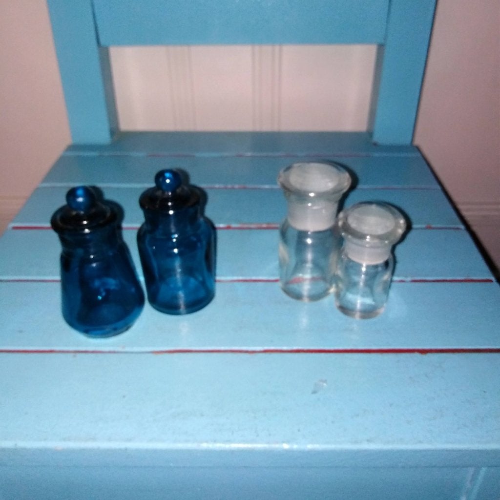 4 Mini flesjes / potjes met dekseltje helder en blauw glas, Ophalen, Gebruikt, Meerkleurig, Glas