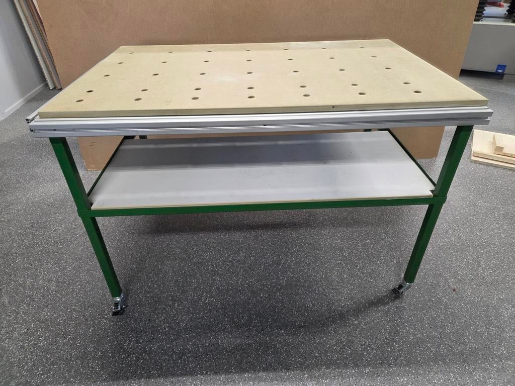 Freestafel met wielen en opbergruimte, Doe-het-zelf en Verbouw, Ophalen of Verzenden, Gebruikt, 70 tot 120 cm