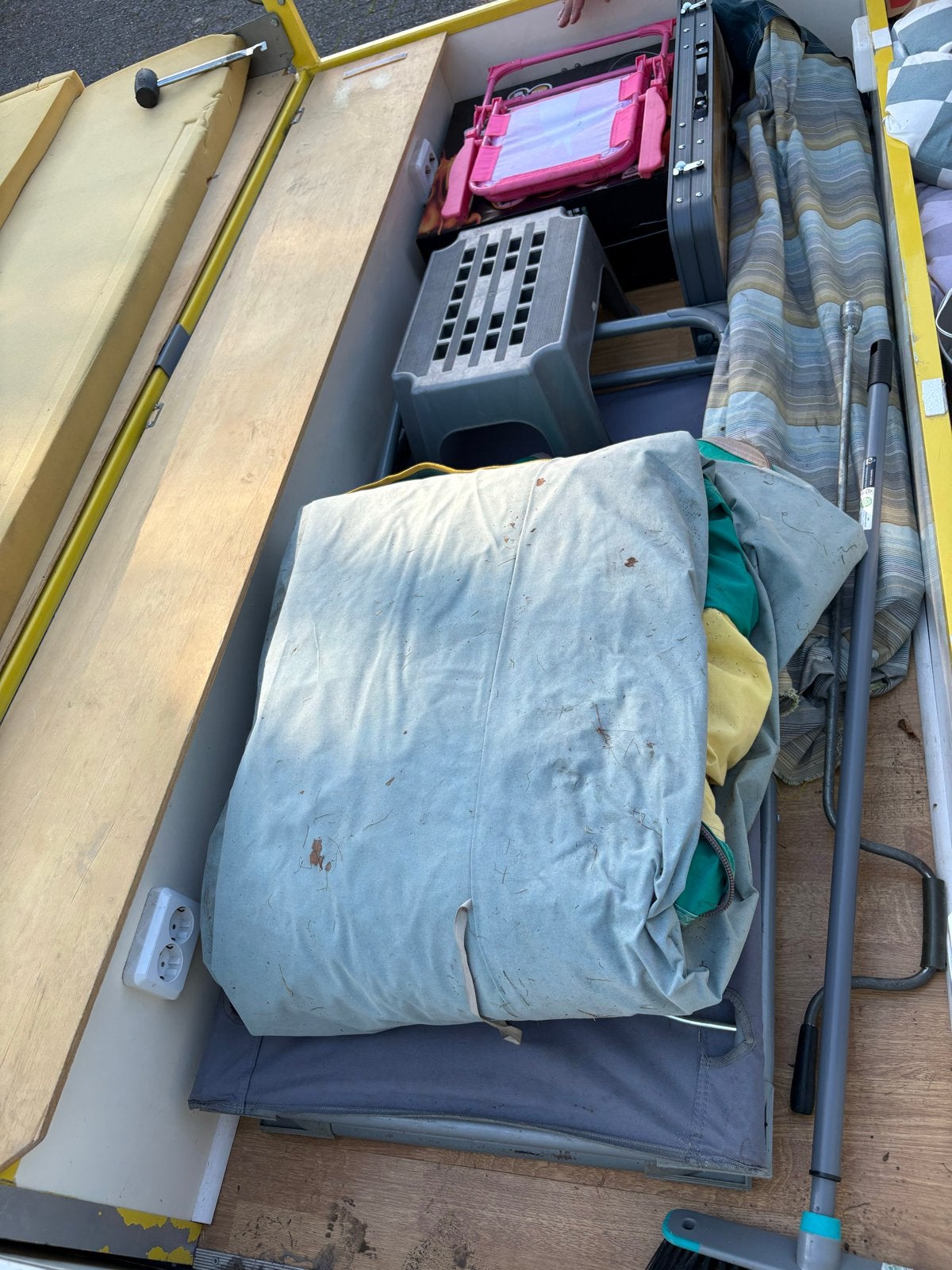Compacte vouwwagen met 2 tweepersoonsslaapcabines, Ophalen, Meerkleurig, Aanwezig, Tot en met 4