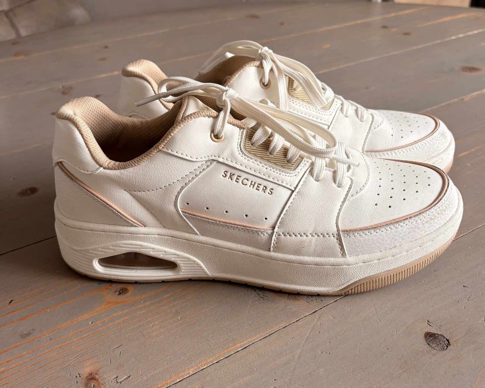 Skechers sneakers wit met beige accenten, Ophalen, Wit, Sneakers of Gympen, Zo goed als nieuw