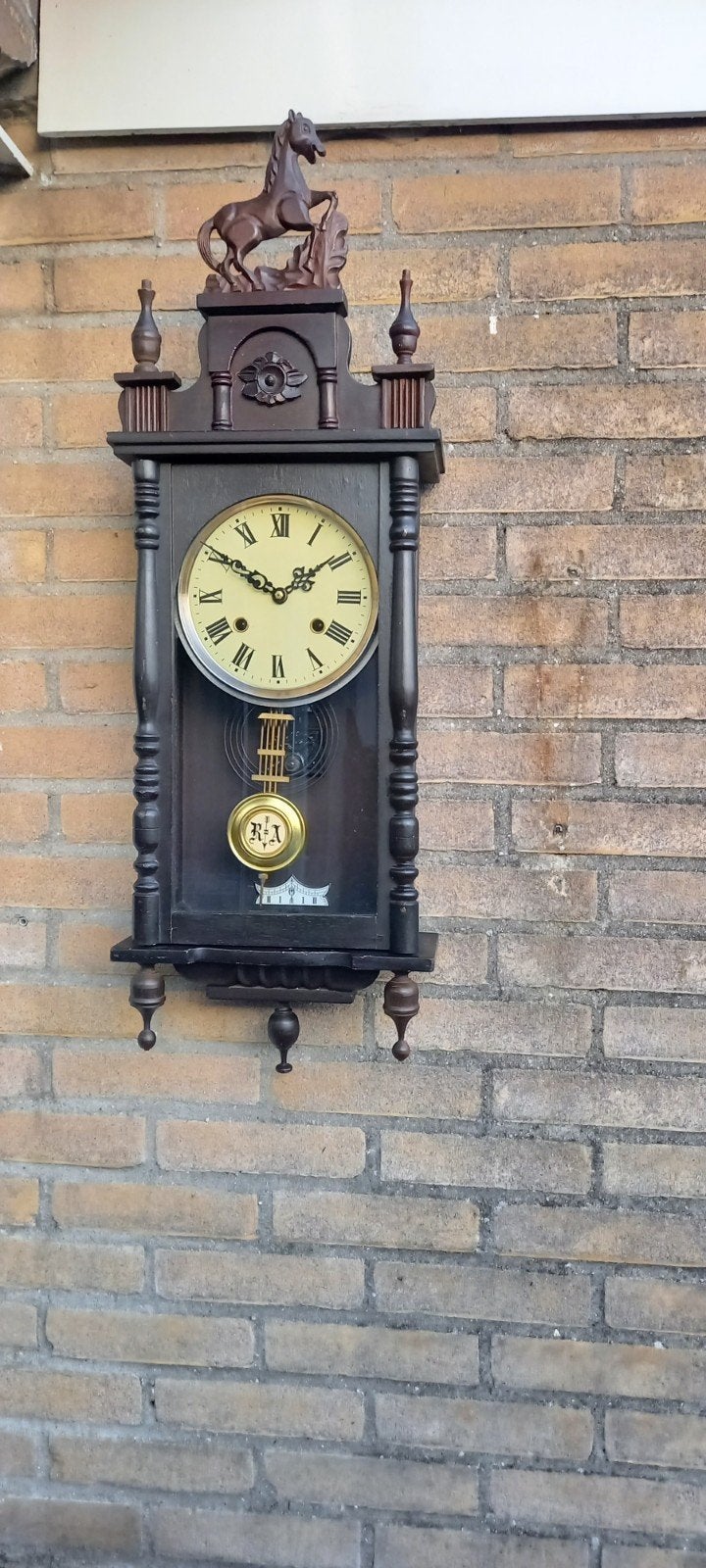 Wandklok met paard en slinger, Ophalen
