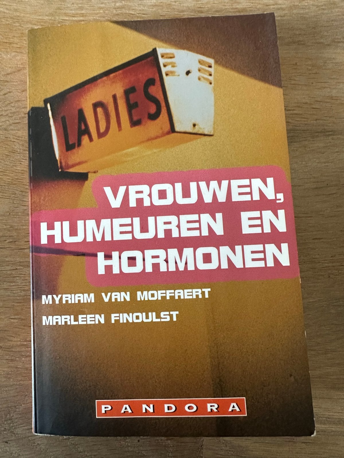 Vrouwen, Humeuren en Hormonen - Myriam Van Moffaert, Boeken, Ophalen of Verzenden, Gelezen, Gezondheid en Conditie