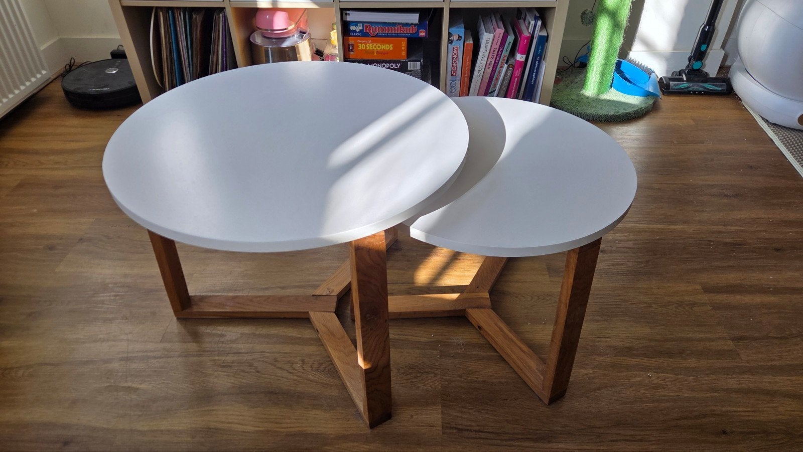 Set van 2 ronde salontafels, wit met houten onderstel, Huis en Inrichting, Tafels | Salontafels, Ophalen, Gebruikt, Modern, Scandinavisch