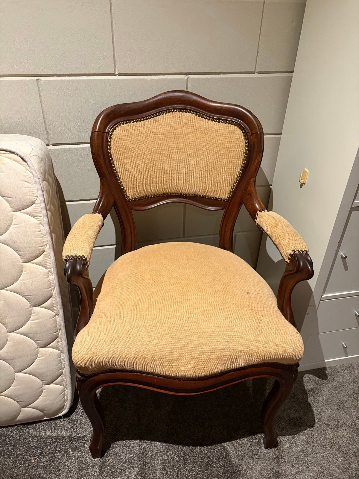 Antieke fauteuil met houten frame en stoffen bekleding, Ophalen