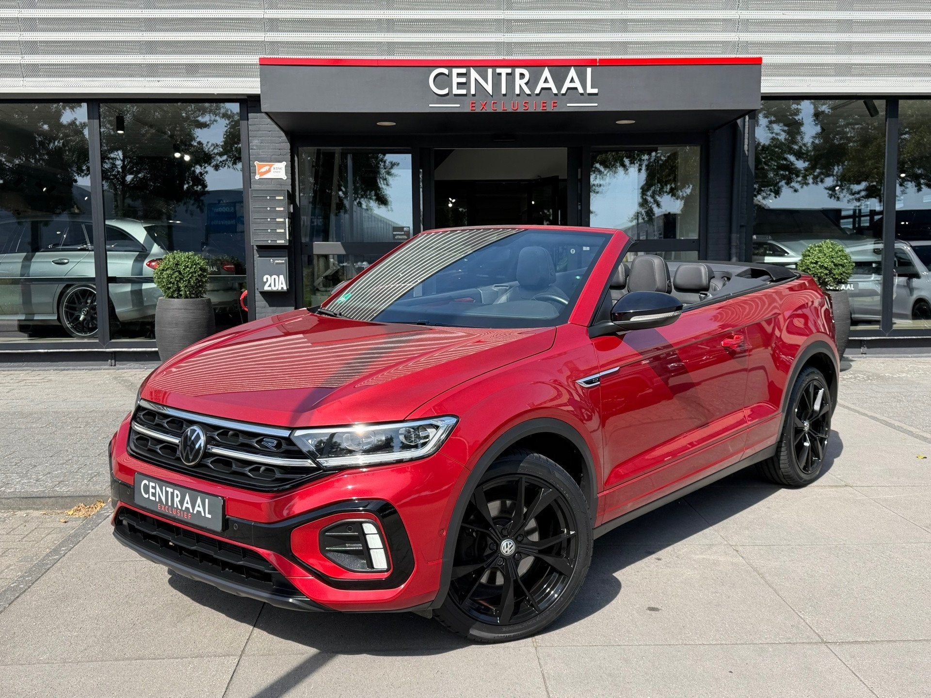 Volkswagen T-Roc Cabrio 1.5 TSI R-Line Leder|ACC|Keyless|Bea, Auto's, Zwart, 4 cilinders, 4 stoelen, Bedrijf