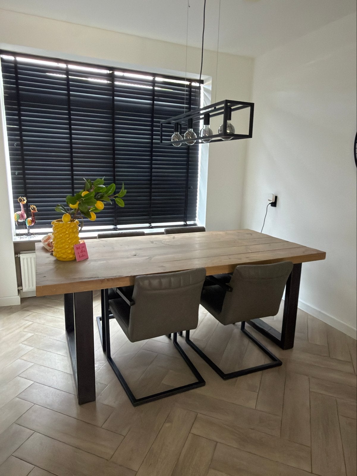 Robuuste eettafel van massief hout met metalen onderstel, Ophalen, 50 tot 100 cm, Zo goed als nieuw, 150 tot 200 cm