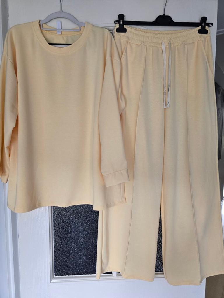 Nieuw 2delig pak zacht geel 40 42 44 46, Kleding | Dames, Huispakken, Ophalen of Verzenden, Nieuw, Maat 42/44 (L), Geel