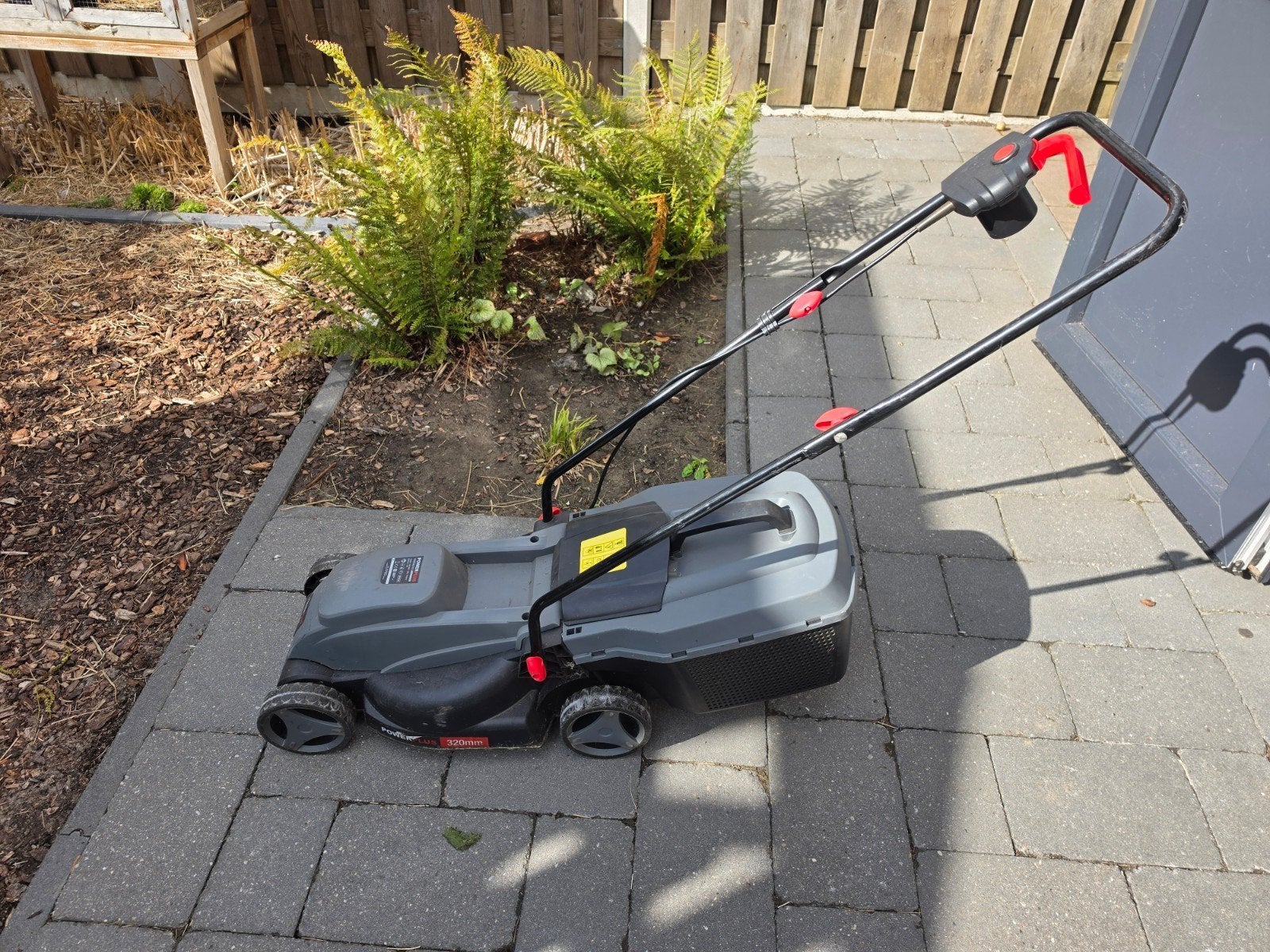 Powerplus Elektrische Grasmaaier 1000W - 32cm Maaibreedte, Tuin en Terras, Grasmaaiers, Ophalen of Verzenden
