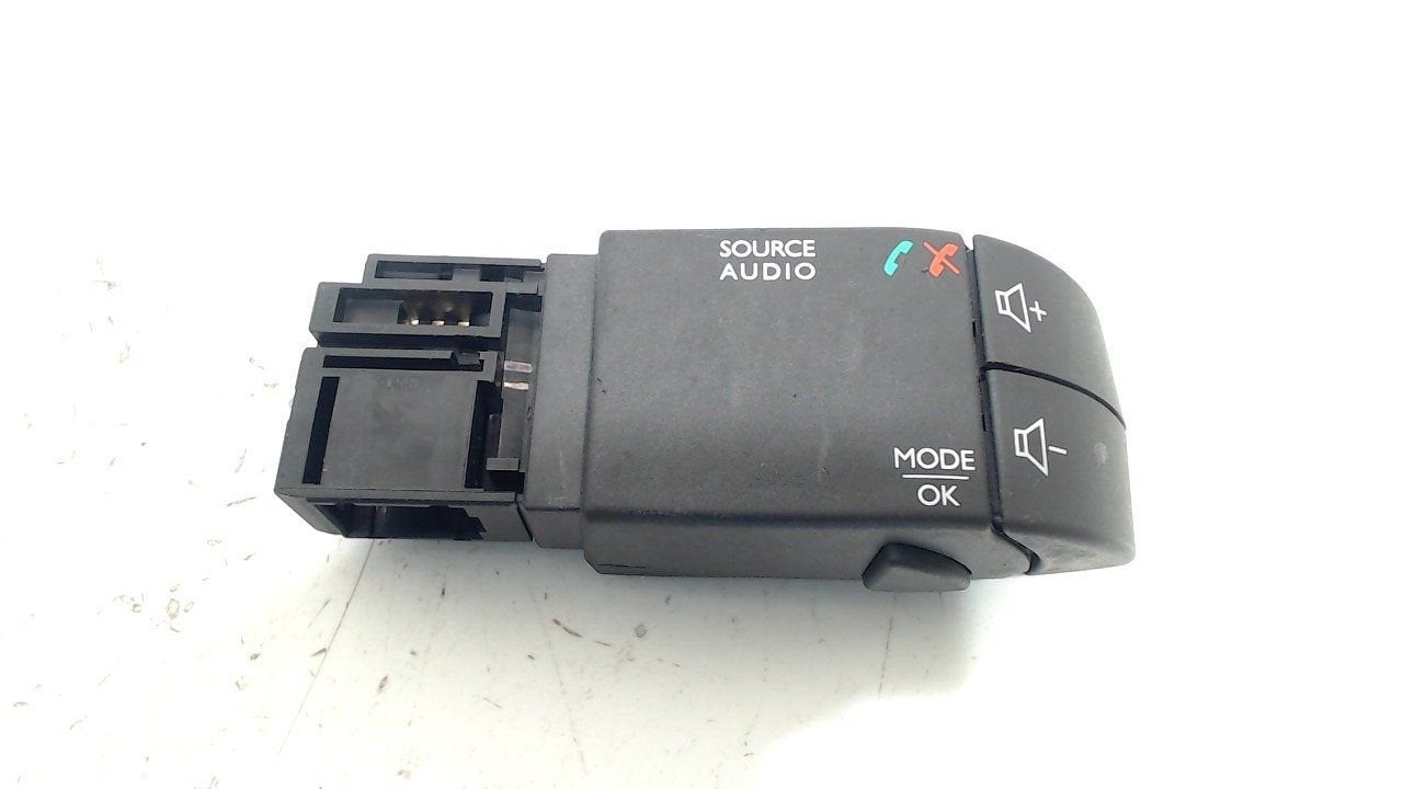 Radio bediening Renault Trafic, Auto diversen, Ophalen of Verzenden, Van der Ven Autorecycling B.V., Onderdelen@venauto.nl, Ettenseweg 76, 4706 PB Roosendaal, The Netherlands