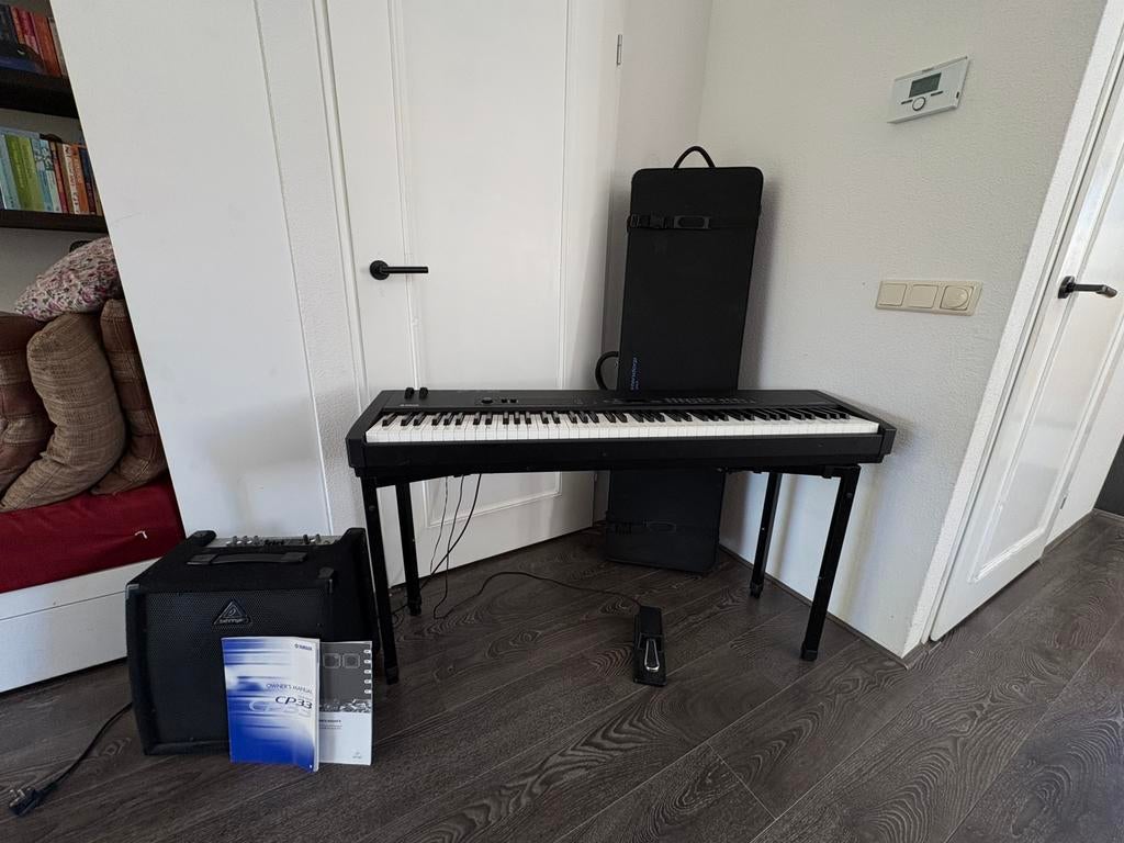 Stage piano Yamaha CP33 + versteker, onderstel en reiskoffer, Muziek en Instrumenten, Ophalen, Gebruikt, Zwart, Digitaal