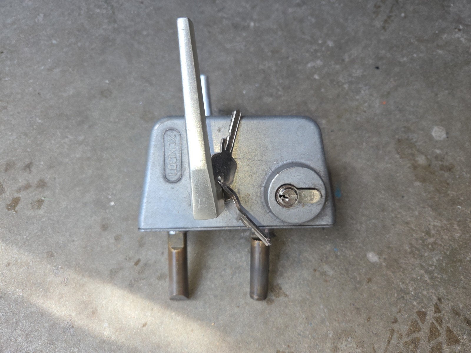 Locinox slot met klink en sleutels, Ophalen of Verzenden, Gebruikt, IJzer, Slot